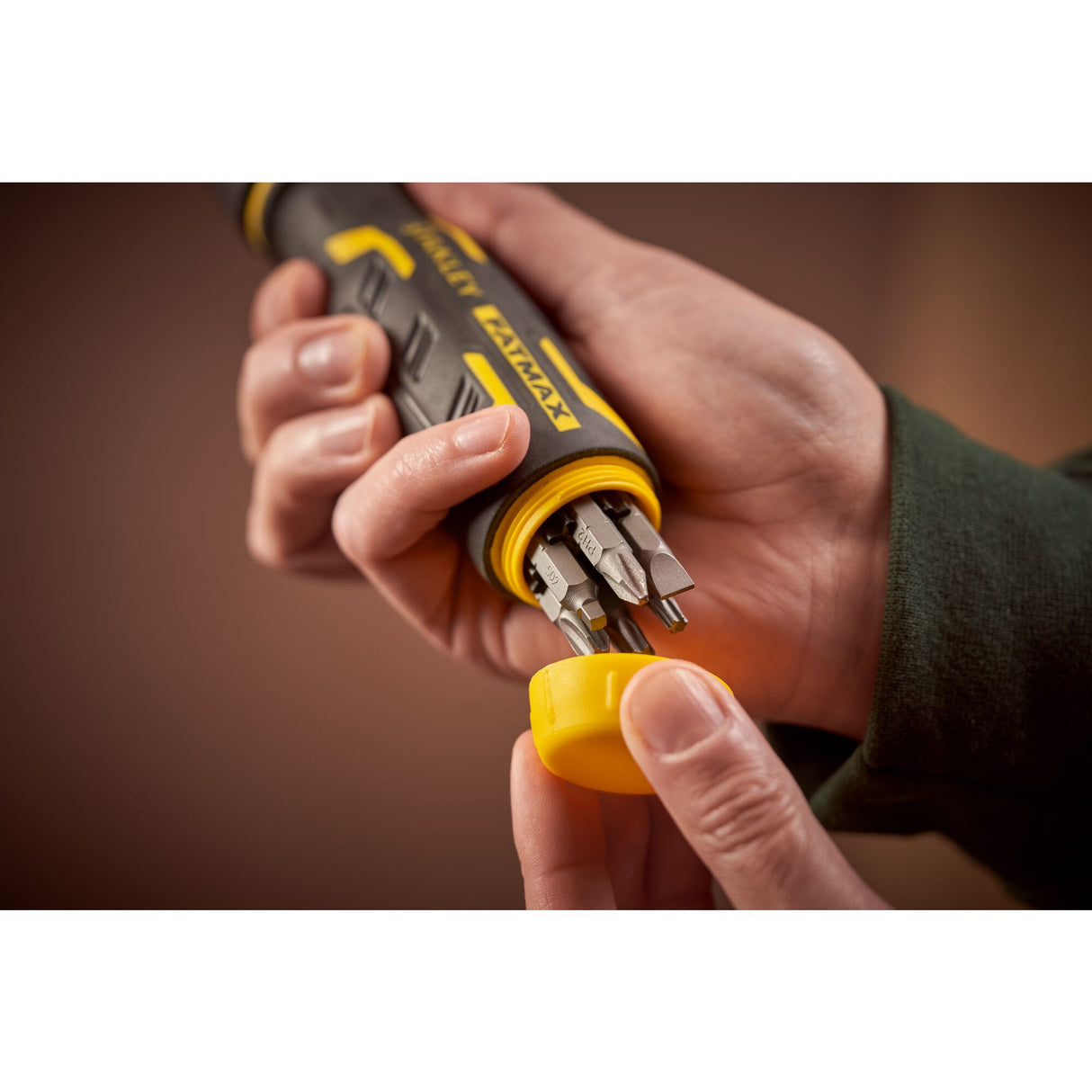 Tournevis multi-embouts Stanley Fatmax, noir et jaune, embouts rangés dans le manche