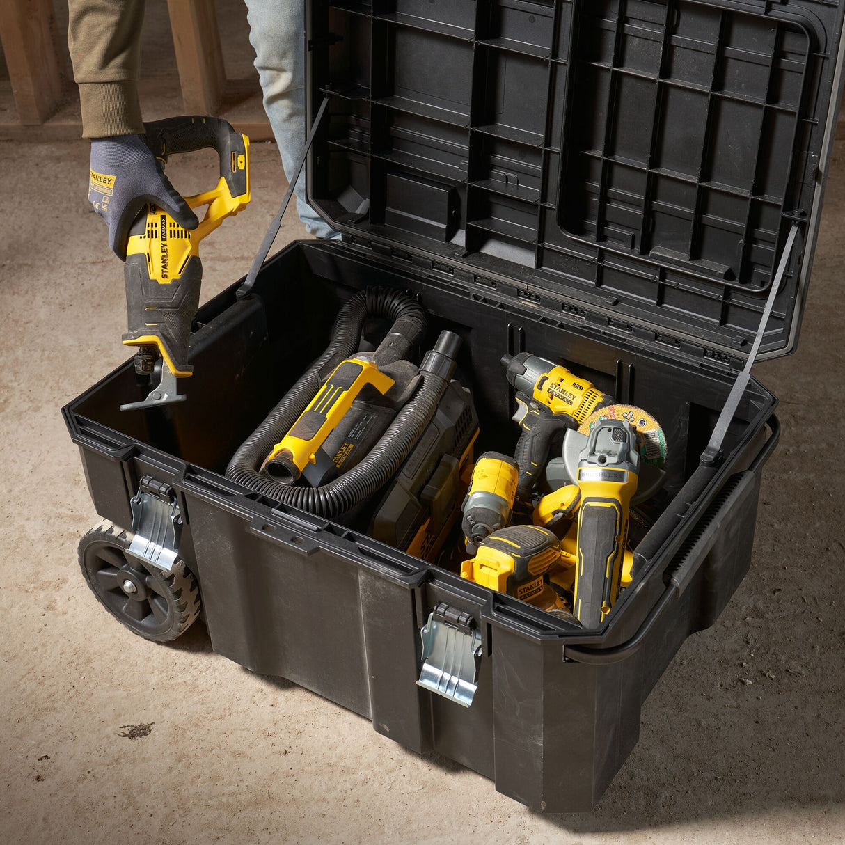 Coffre à outils Stanley noir avec outils électroportatifs jaunes Stanley.