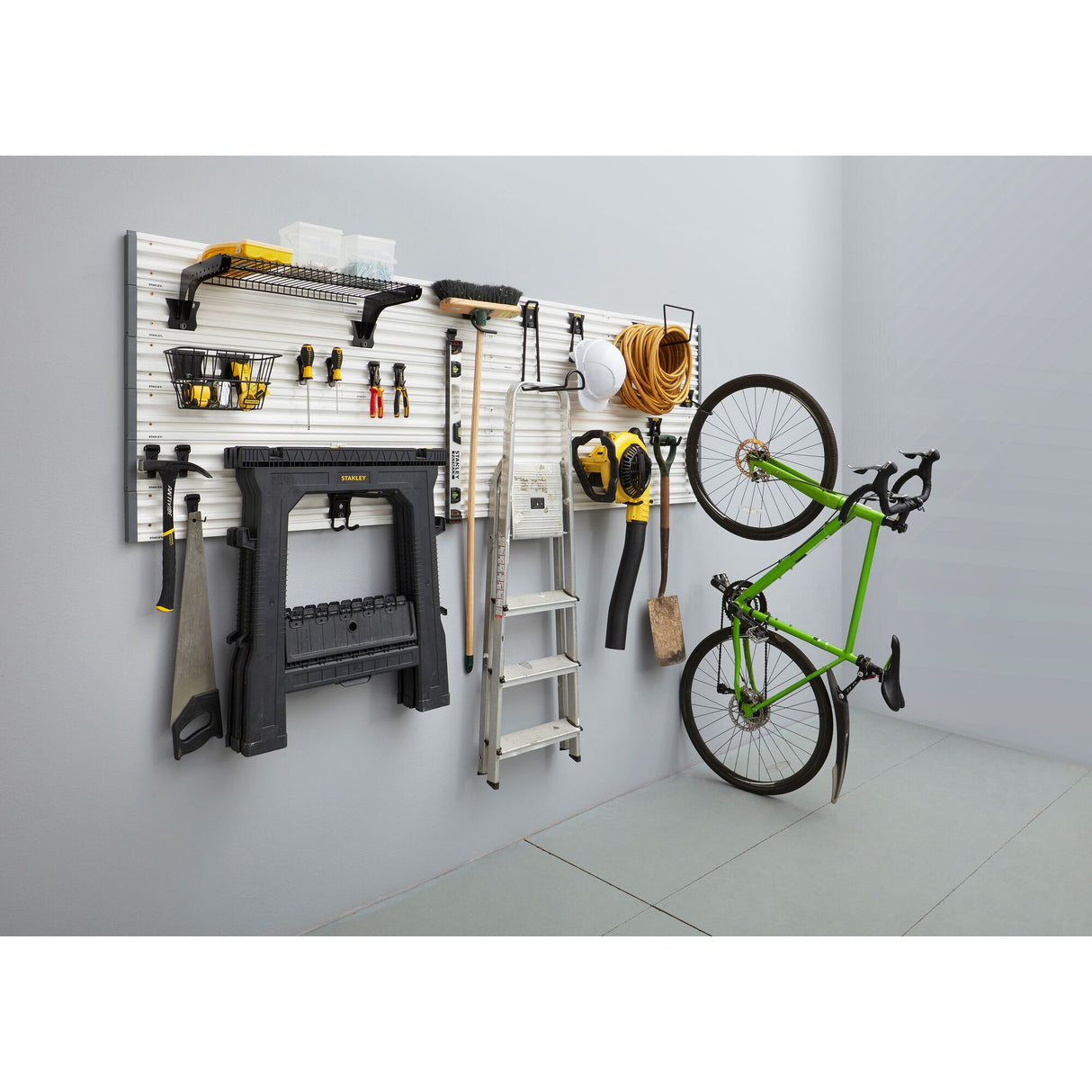 Panneau mural d’organisation Stanley blanc, support à outils et vélo, couleur verte.