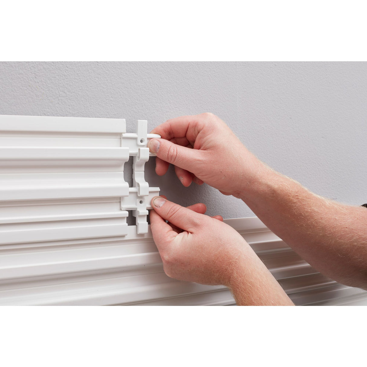 Support mural Facom, panneau d'accrochage plastique blanc fixé au mur