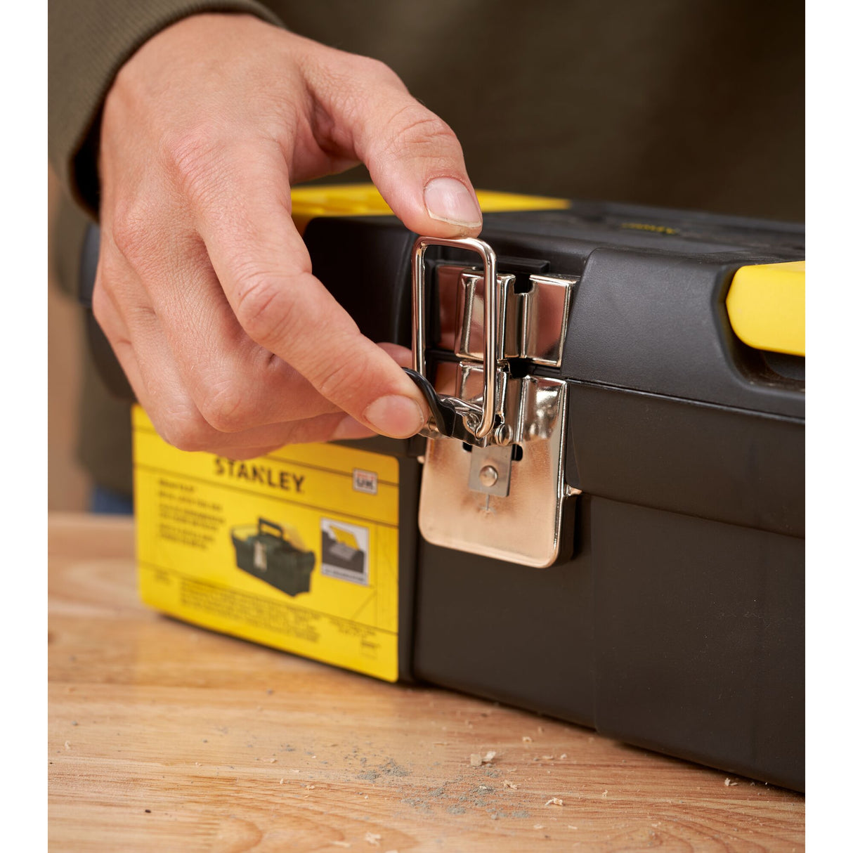 Boîte à outils Stanley, type coffret, couleur noire et jaune, fermoir métallique.