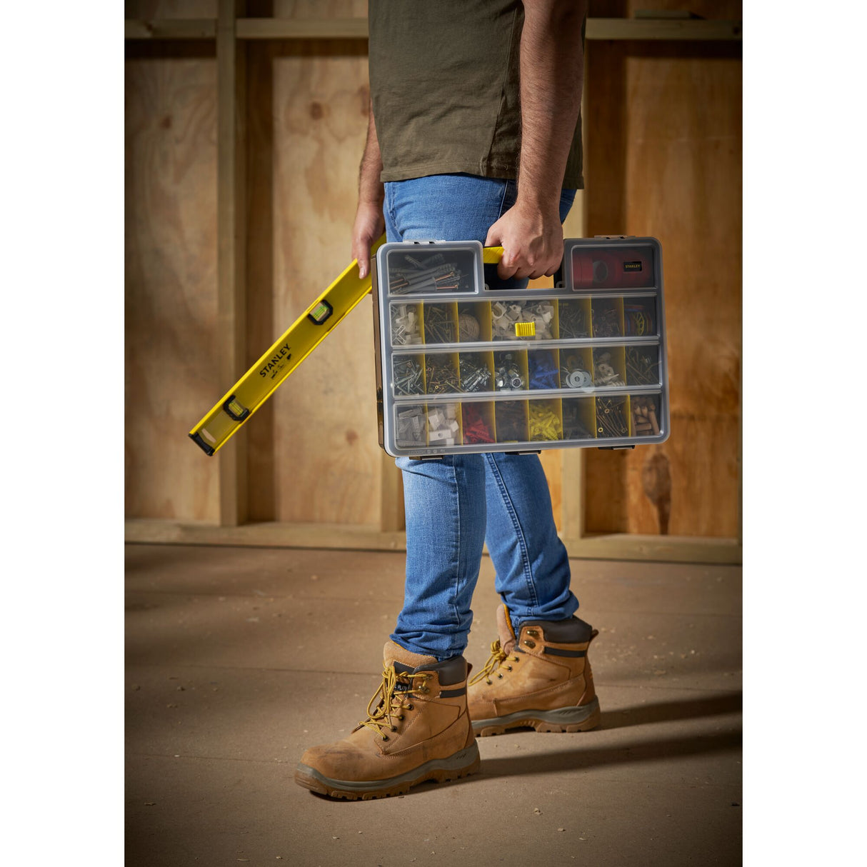 Niveau à bulle Stanley jaune et boîte de rangement grise Stanley, outils de chantier