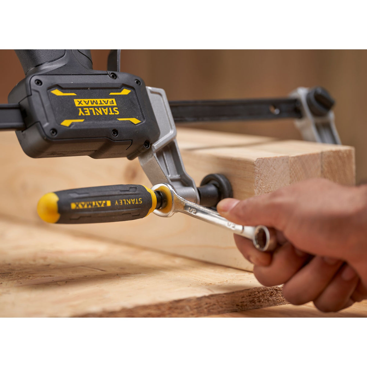 Serre-joint Stanley Fatmax, outil de serrage noir et jaune, utilisé sur du bois
