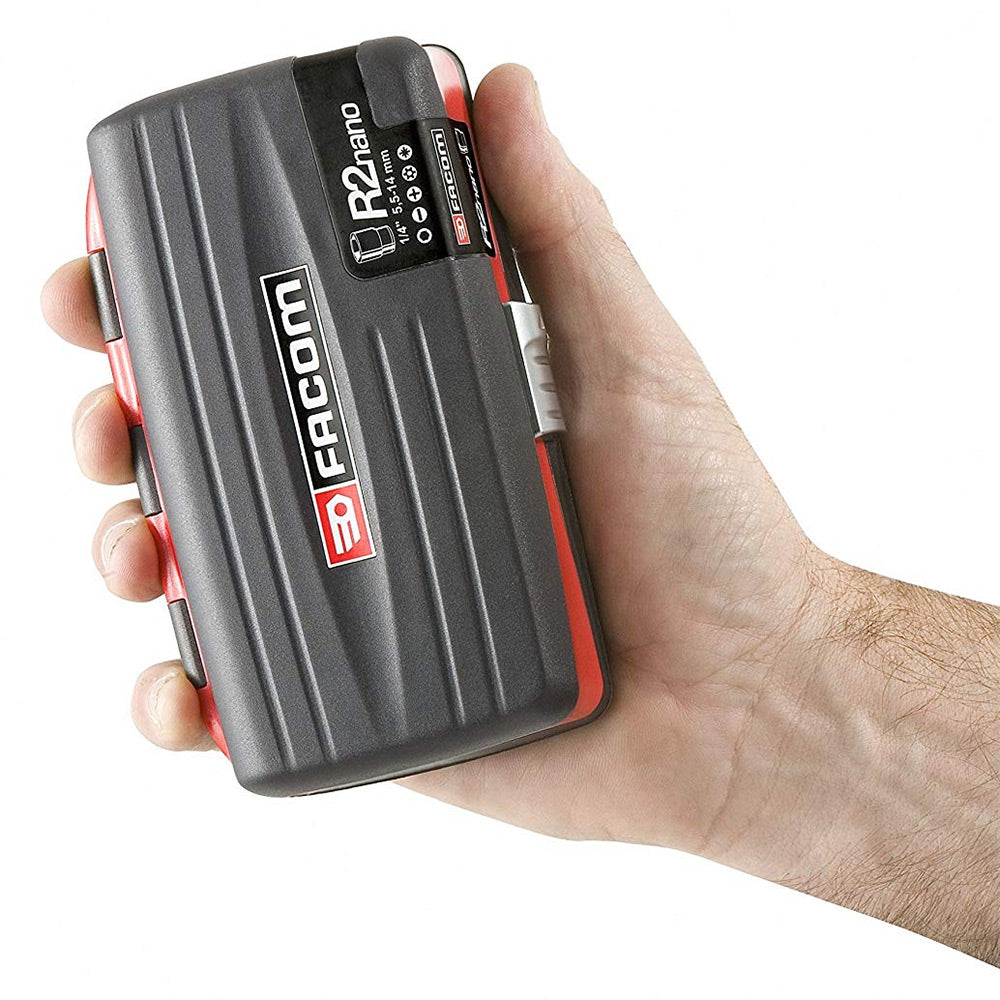 Coffret d’outillage Facom R2nano noir et rouge, compact, tenu dans une main.