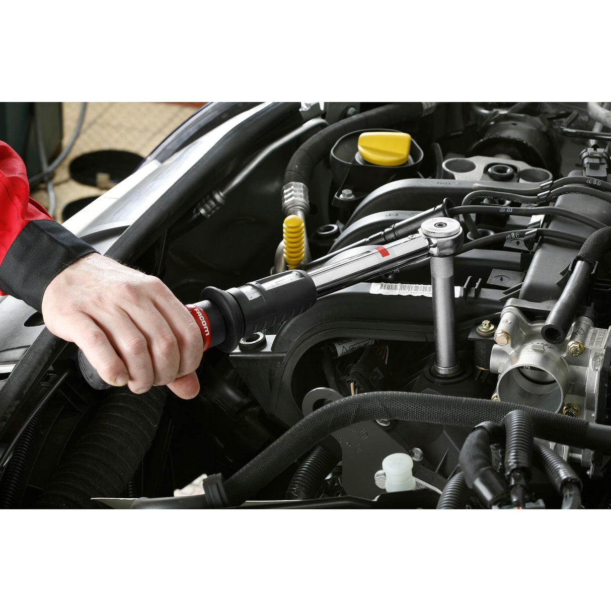 Clé dynamométrique Facom, outillage, argentée, serrage dans un moteur de voiture