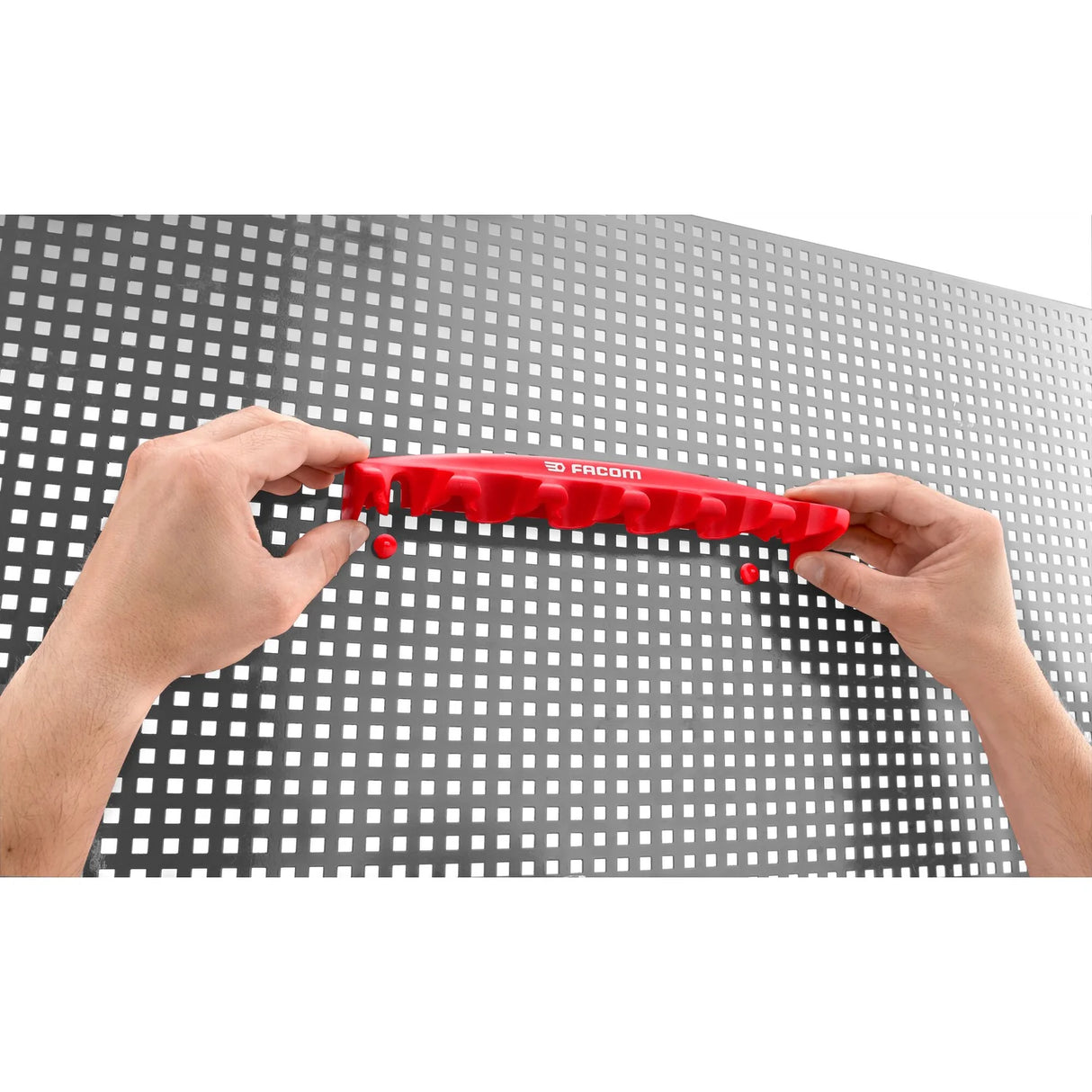 Support porte-outils rouge Facom fixé sur panneau perforé, rangement atelier