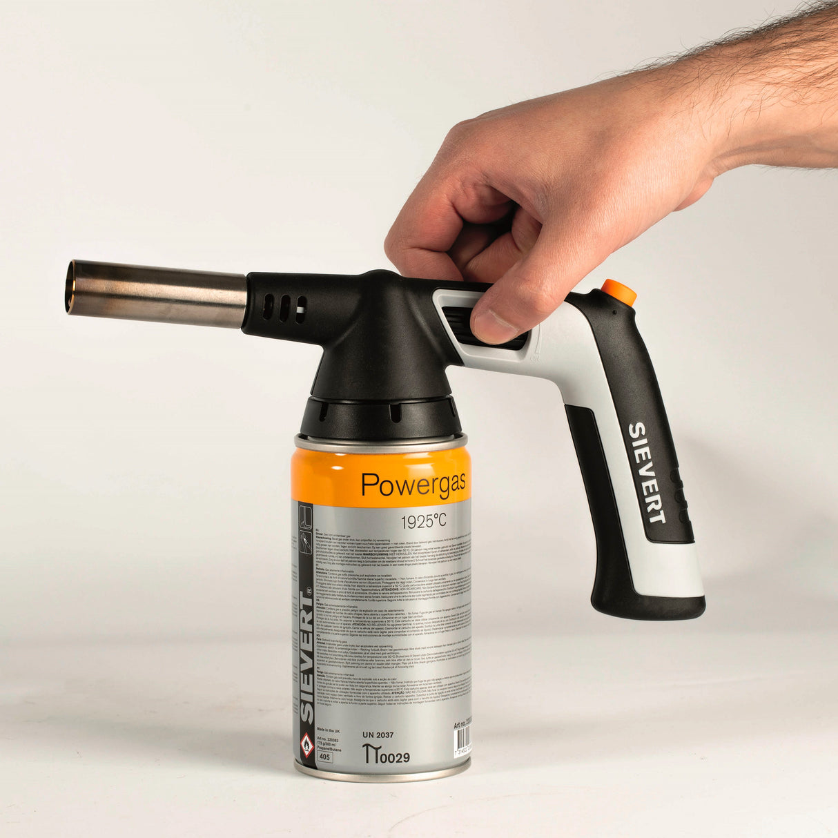 Chalumeau de marque Sievert, couleur noir et orange, pour soudure, tenu en main.