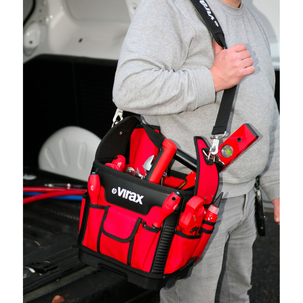 Sac à outils Virax rouge, porte-outils de plomberie, porté à l’épaule.