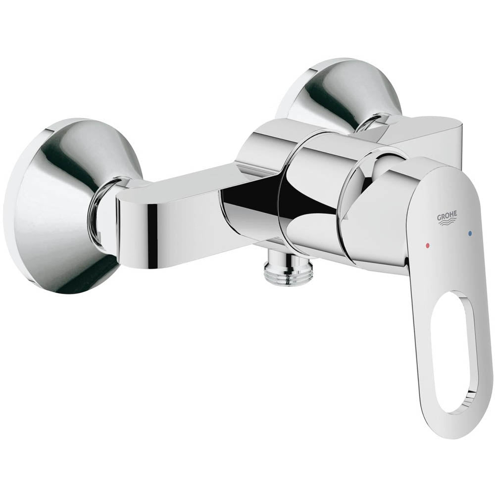 Mitigeur de douche Grohe chromé, robinetterie murale moderne couleur argentée.