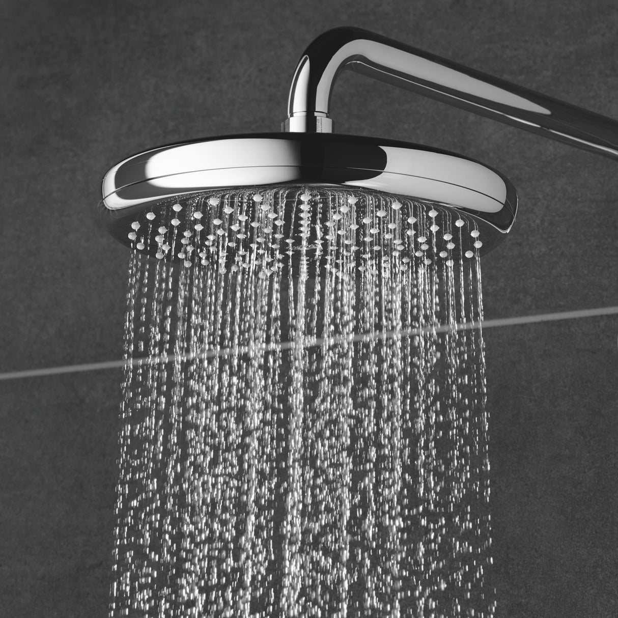 Pommeau de douche Grohe rond chromé, douchette pluie couleur argentée, eau coulante