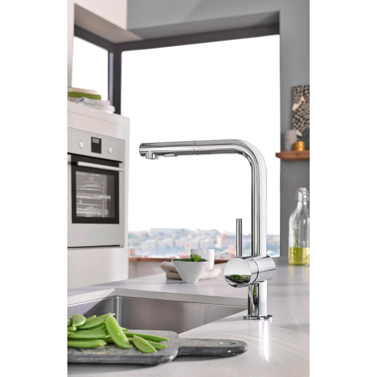 Mitigeur cuisine Grohe chromé, robinet moderne couleur argent, installé sur évier