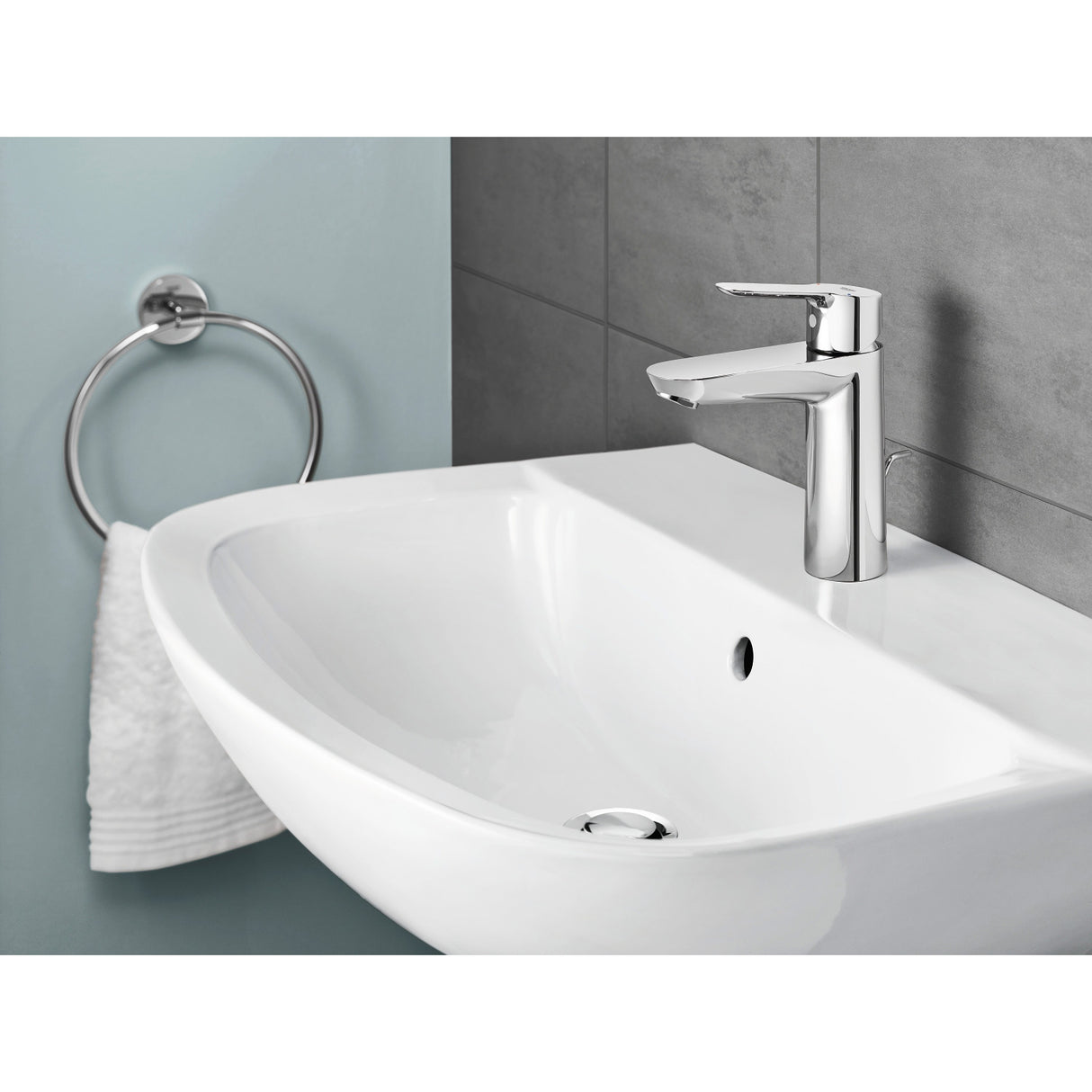 Mitigeur Grohe, robinet de lavabo chromé, couleur argent, installé sur vasque blanche.