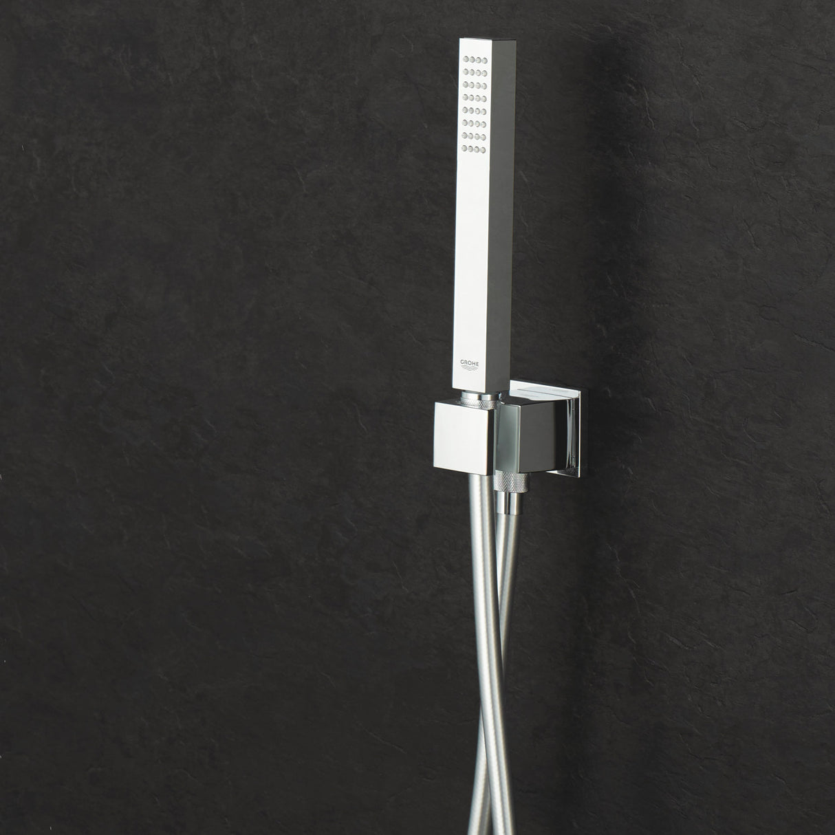 Douchette Grohe, pommeau de douche carré, couleur chromée, fixée sur mur noir