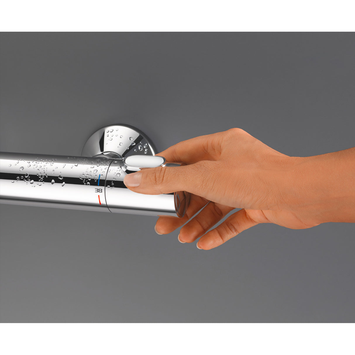 Mitigeur thermostatique Grohe chromé, poignée de réglage, couleur argentée.