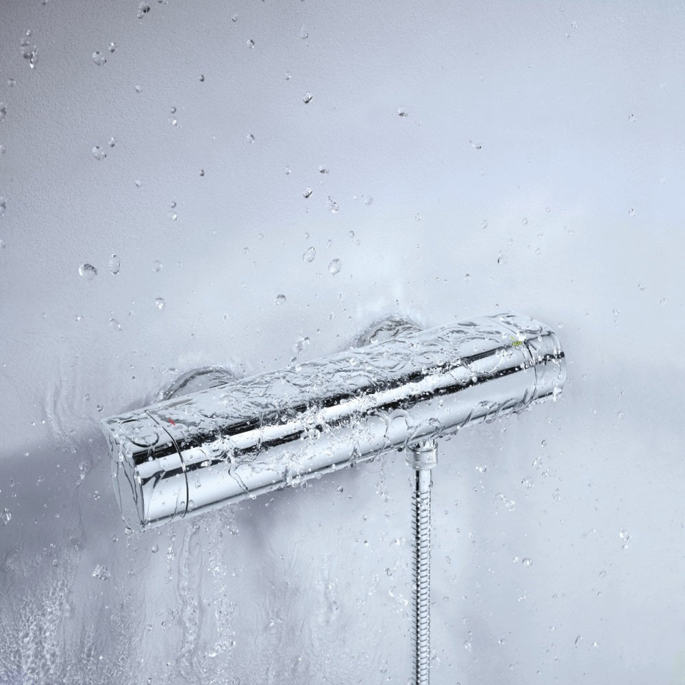 Mitigeur de douche Grohe, thermostatique, couleur chromée, avec effet d'eau sur fond blanc.