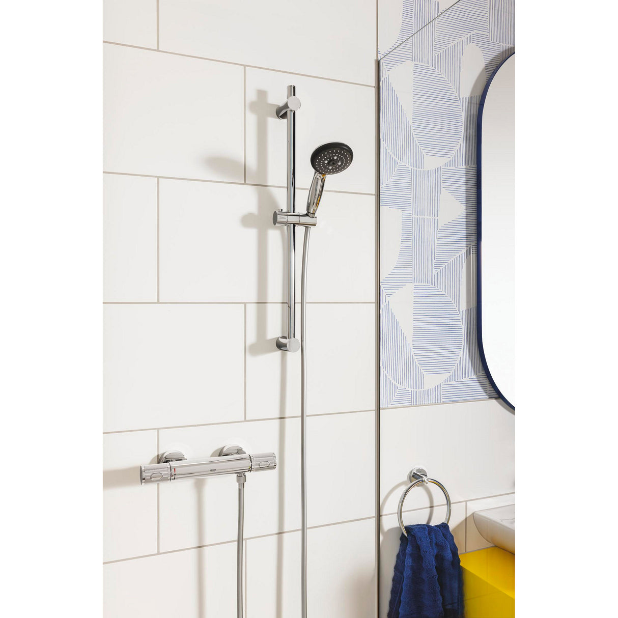 Douchette Grohe, colonne de douche chromée, couleur argent, robinet mitigeur mural.