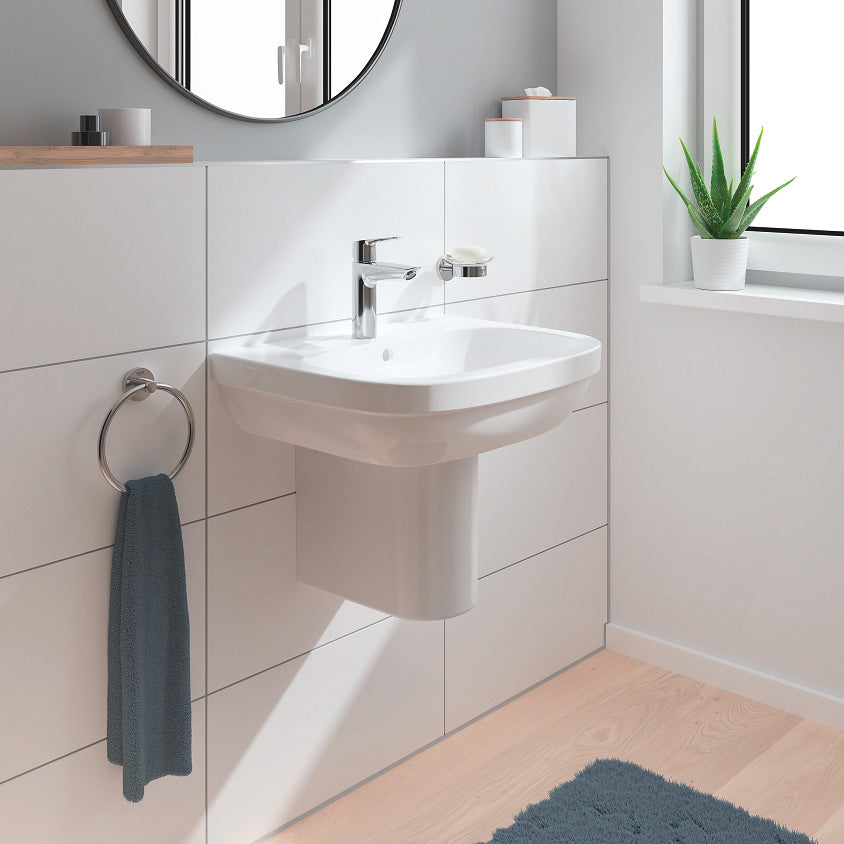 Lavabo blanc Grohe, céramique, robinet chromé, salle de bain moderne, serviette bleue