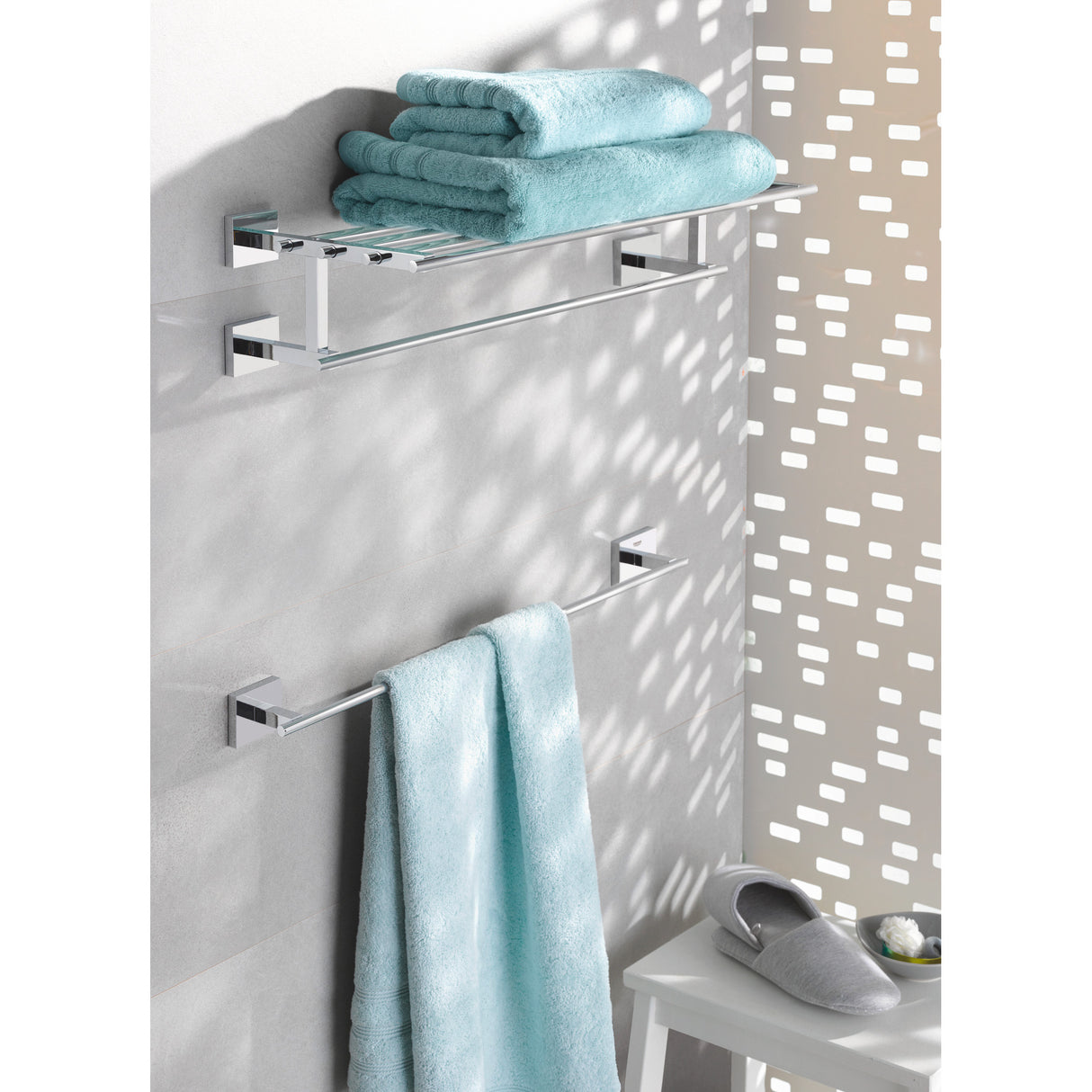Porte-serviettes mural chromé de marque Tesa, accessoires salle de bain, couleur argentée.