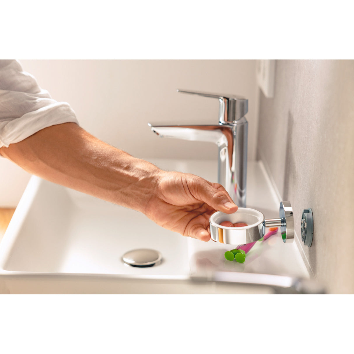 Porte-gobelet mural Grohe, accessoire salle de bain, finition chromée, installé au lavabo.