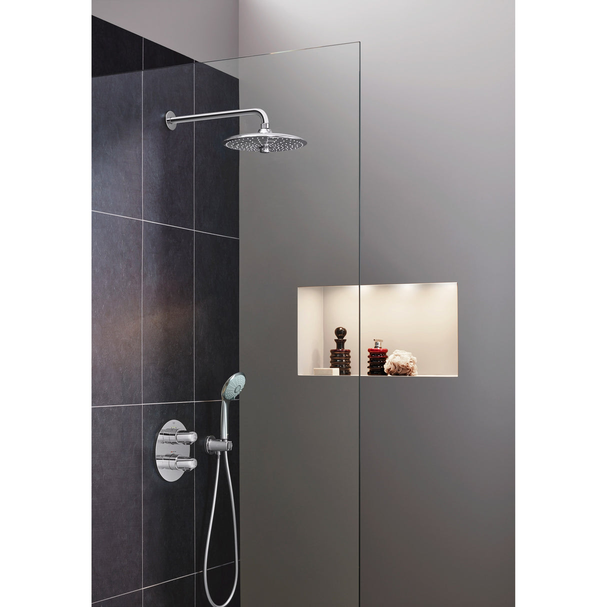 Colonne de douche Grohe, type mitigeur thermostatique, couleur chrome, installée dans une salle de bain moderne.