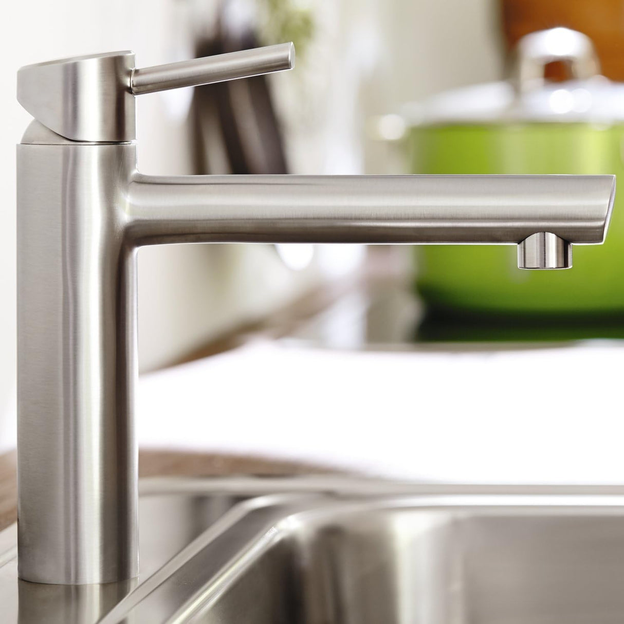 Robinet de cuisine Grohe, mitigeur en inox brossé, couleur argent, design moderne.
