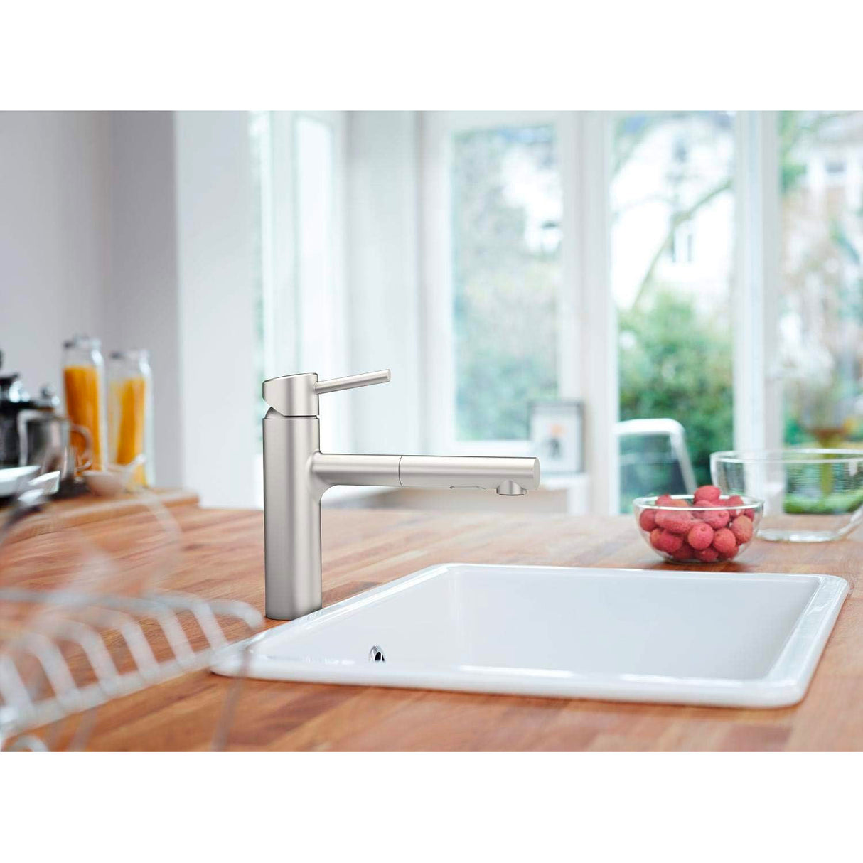 Mitigeur de cuisine Grohe, robinet inox brossé, moderne sur évier blanc