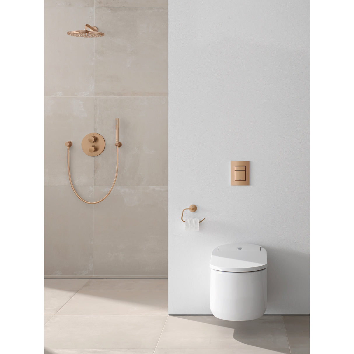 Douche et WC suspendu Grohe finition or brossé, design moderne, accessoires assortis.