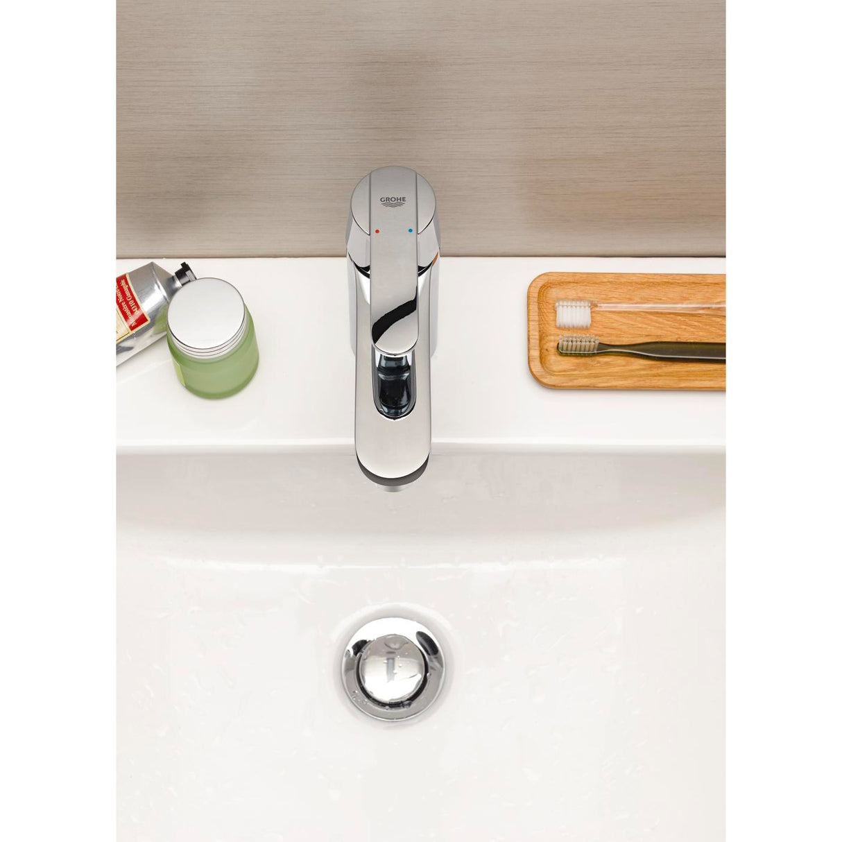 Mitigeur de lavabo chromé Grohe, robinet salle de bain couleur argent.
