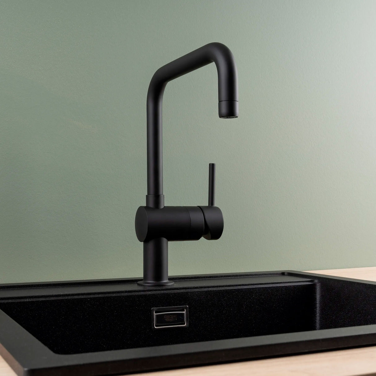 Mitigeur noir Grohe pour évier, design moderne, robinetterie cuisine