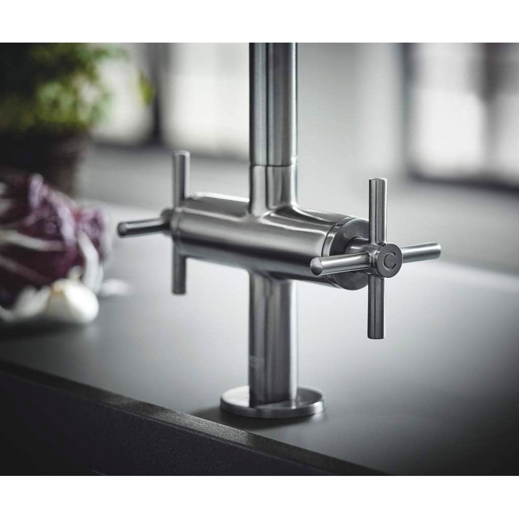 Mitigeur de cuisine Grohe en inox, robinet design contemporain couleur acier brossé.
