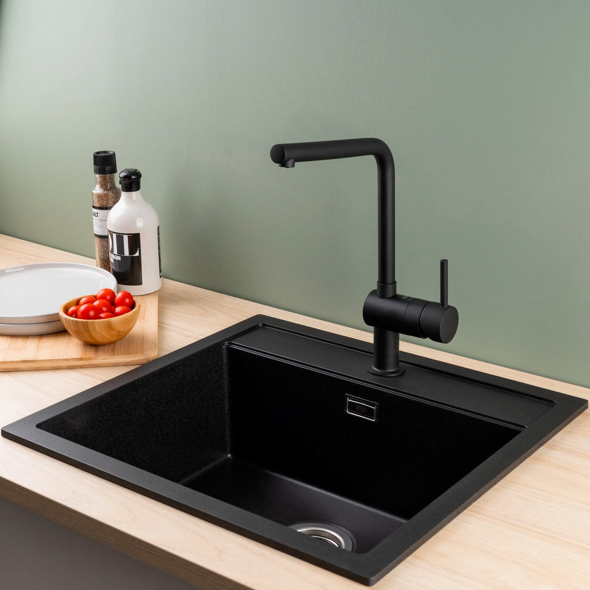 Mitigeur Grohe, robinet de cuisine noir, design moderne, installé sur évier noir.