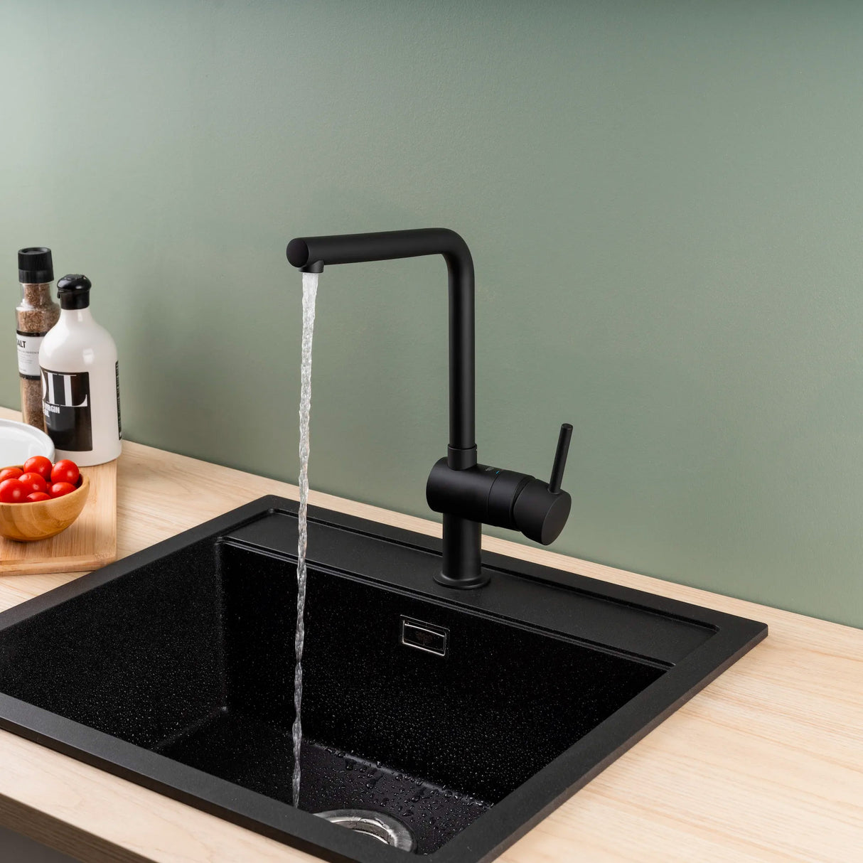 Mitigeur de cuisine noir Grohe sur évier design, robinetterie moderne