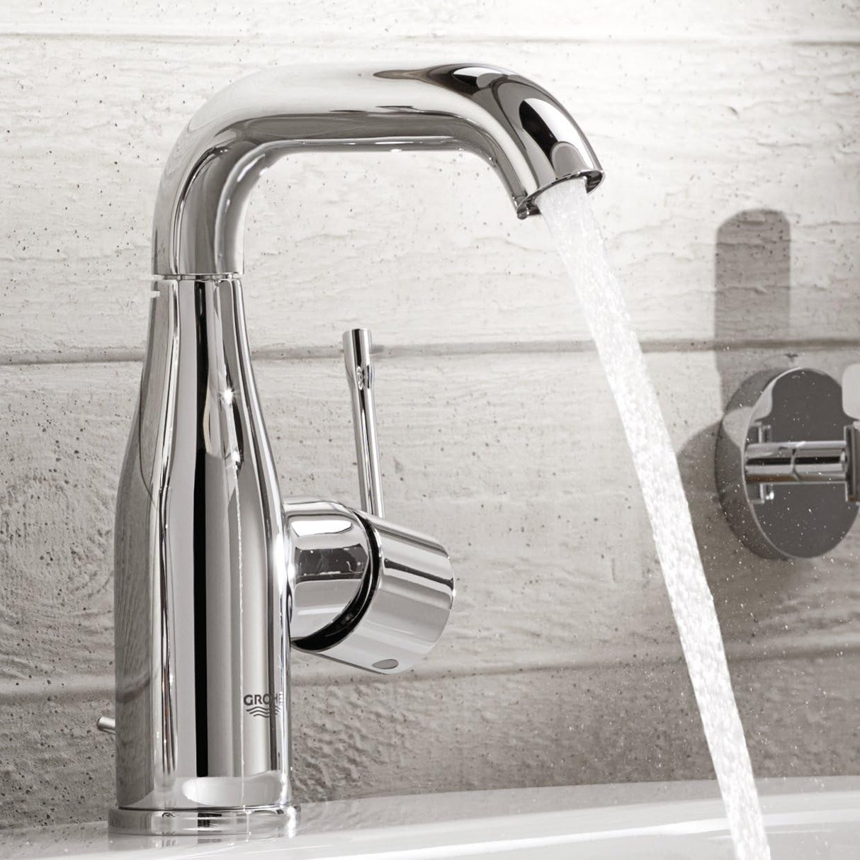 Mitigeur Grohe de salle de bain, robinet chrome, design moderne, eau coulant.