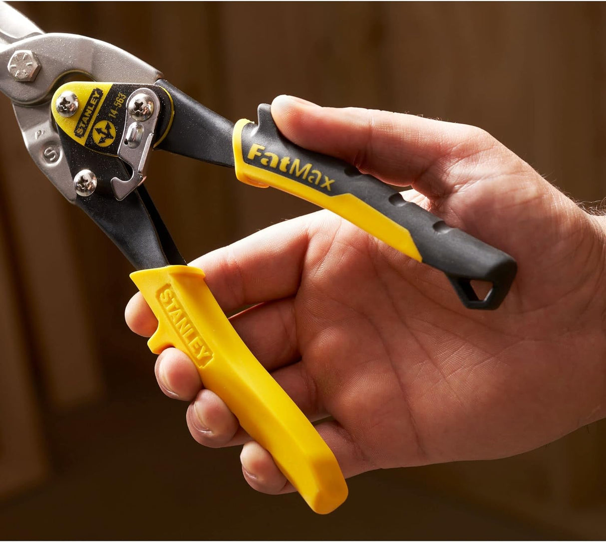 Pince coupante Stanley FatMax, outillage, jaune et noir, tenue en main