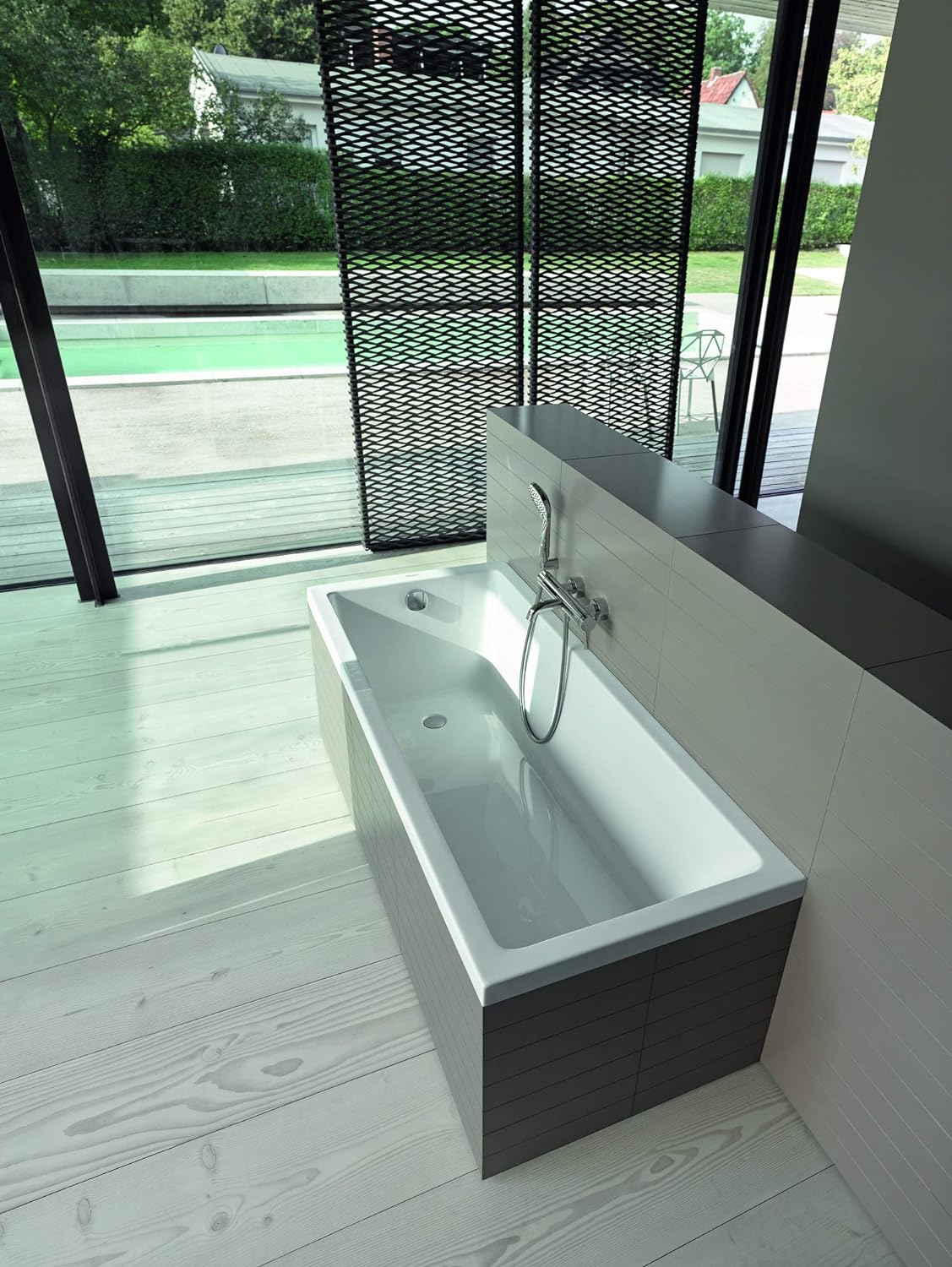 Baignoire Grohe rectangulaire blanche, design moderne, installée dans une salle de bains lumineuse.