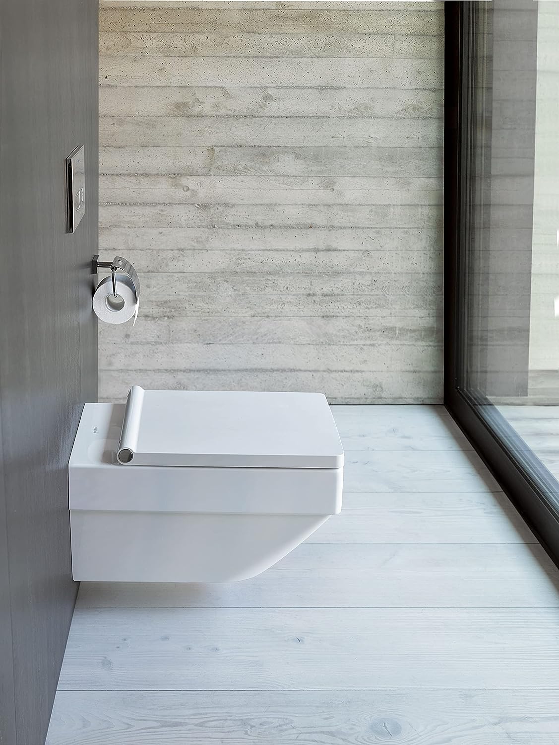 Toilette suspendue blanche, marque Duravit, design moderne, dans une salle de bains lumineuse.