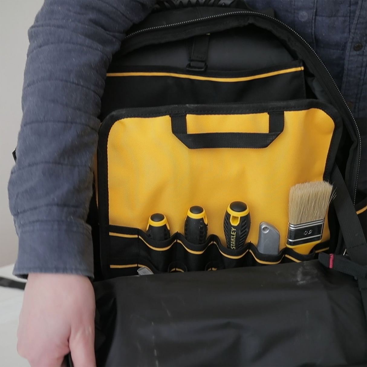 Marque Stanley, sac à outils jaune et noir avec tournevis et pinceau, modèle professionnel
