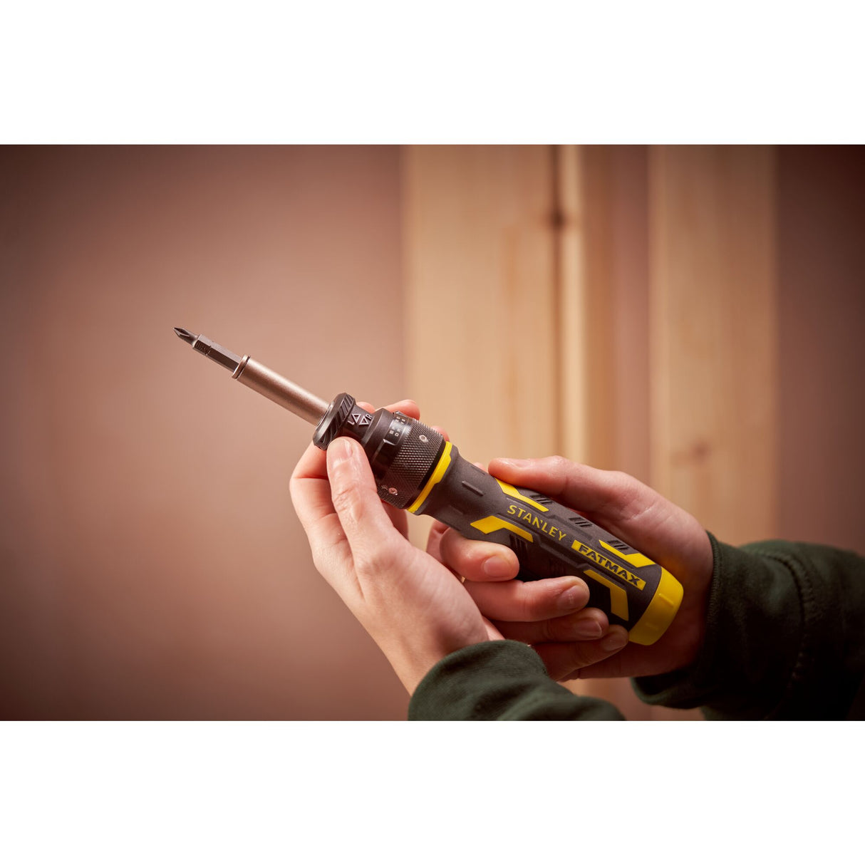 Tournevis Stanley Fatmax jaune et noir, outil à main multifonction en utilisation