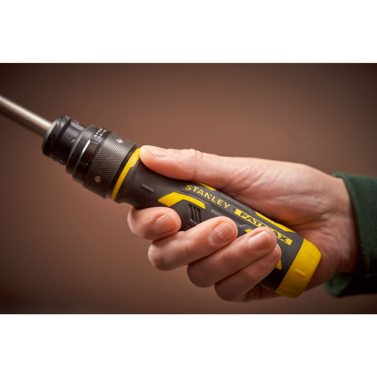 Tournevis Stanley Fatmax, noir et jaune, tenu en main, outil de bricolage