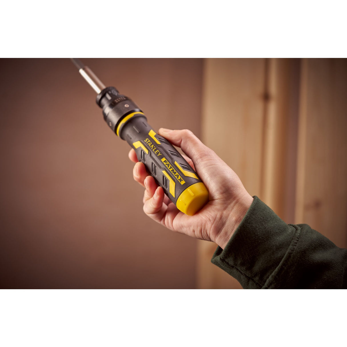 Tournevis jaune et noir Stanley FATMAX tenu en main, outil de vissage professionnel.