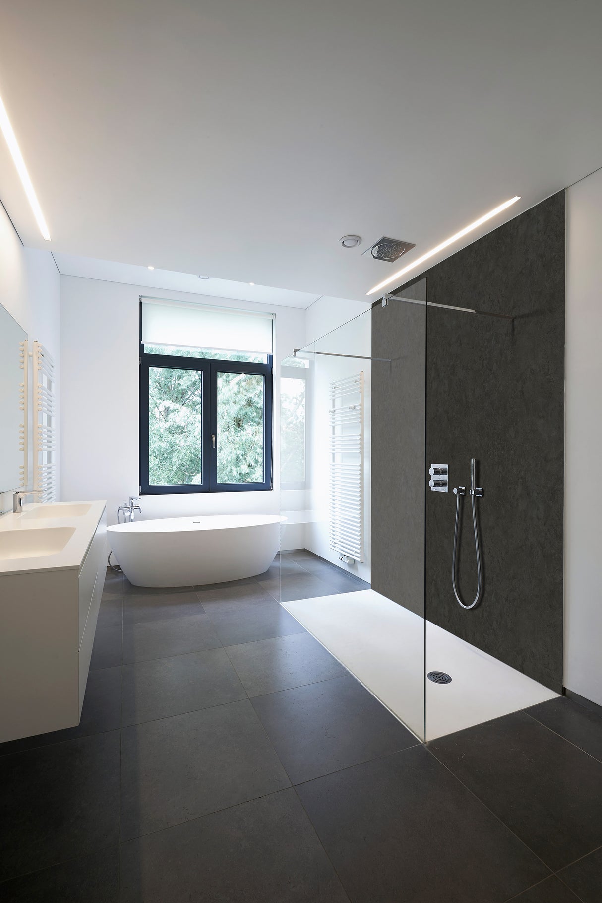 Panneau mural VIPanel en alu composite, type ardoise noire, installé dans une douche moderne.