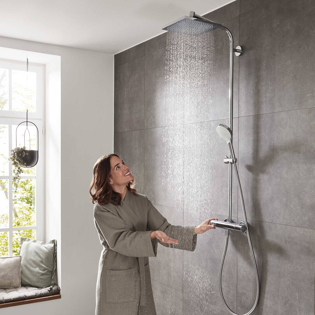 Douche Grohe, système de douche moderne, couleur chromée, dans salle de bain grise.