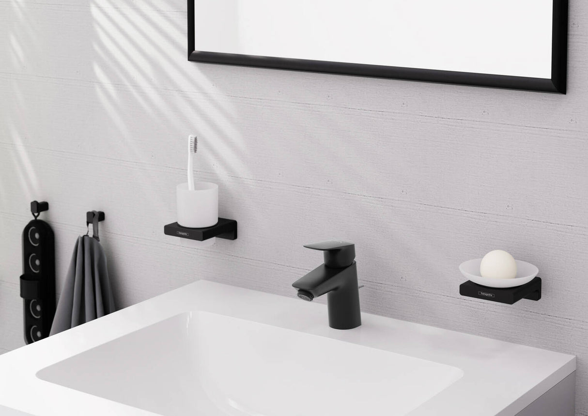 Gobelet mural Hansgrohe, porte-savon mural Hansgrohe, accessoires noirs salle de bain.