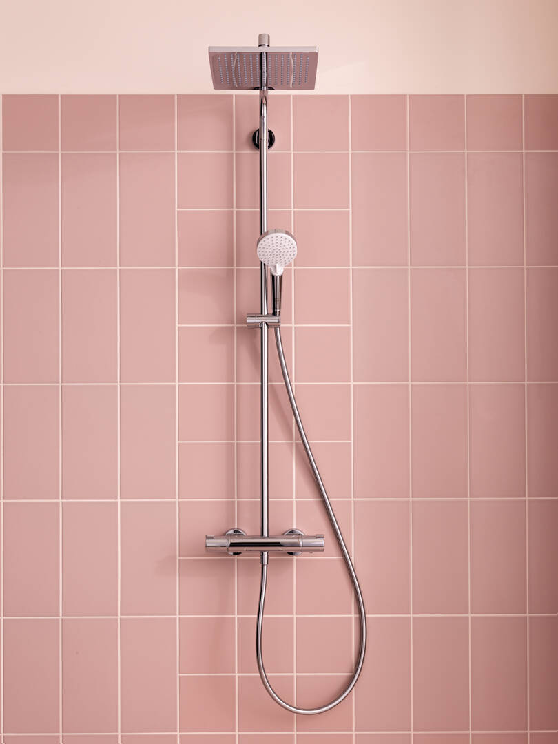 Colonne de douche Grohe chromée, installée sur carrelage rose, mitigeur inclus