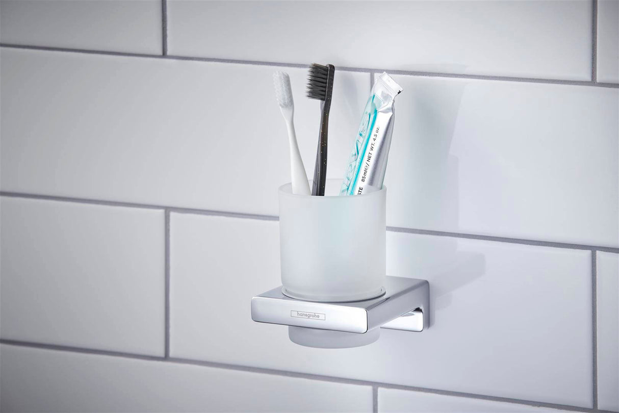 Gobelet porte-brosse à dents Hansgrohe mural en verre dépoli et support chromé argenté.
