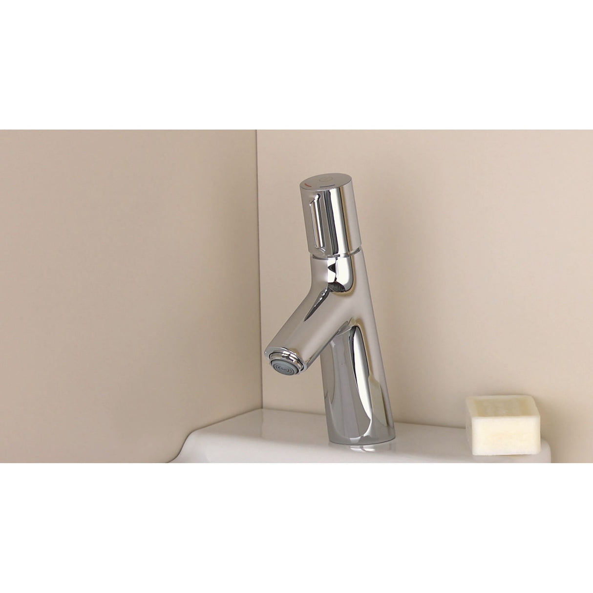 Robinet chromé Grohe pour lavabo, couleur argent, design moderne, posé sur un évier blanc.