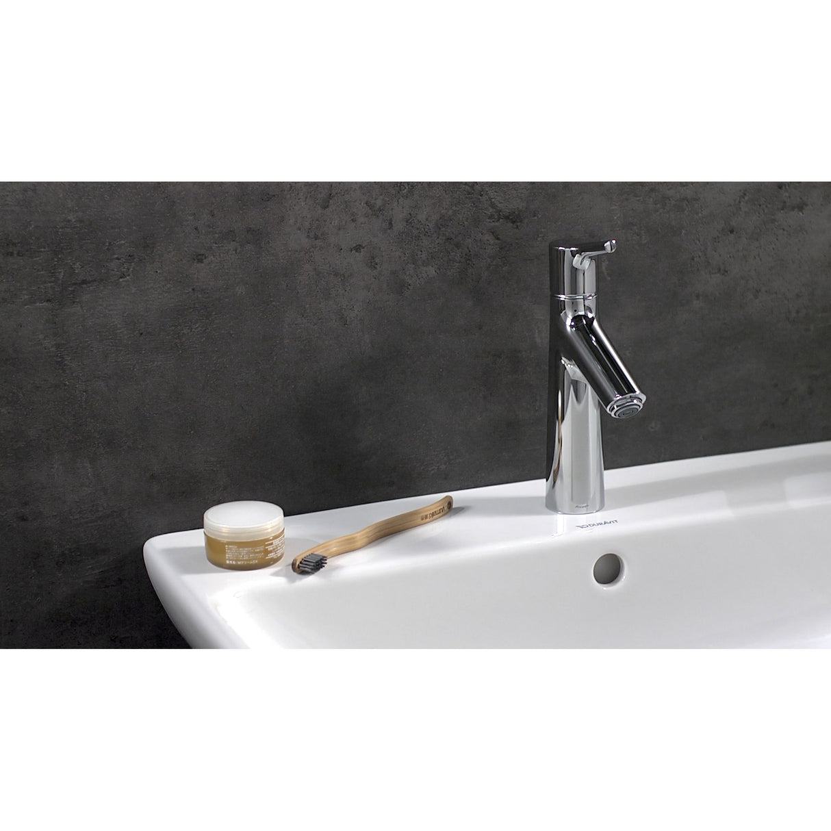 Mitigeur Grohe, robinet chrome, moderne sur lavabo blanc