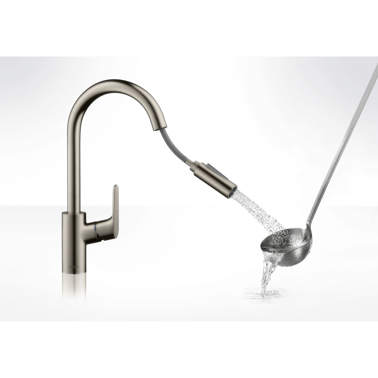 Mitigeur cuisine Grohe, robinet inox, bec extractible, finition argentée, eau versée dans une louche