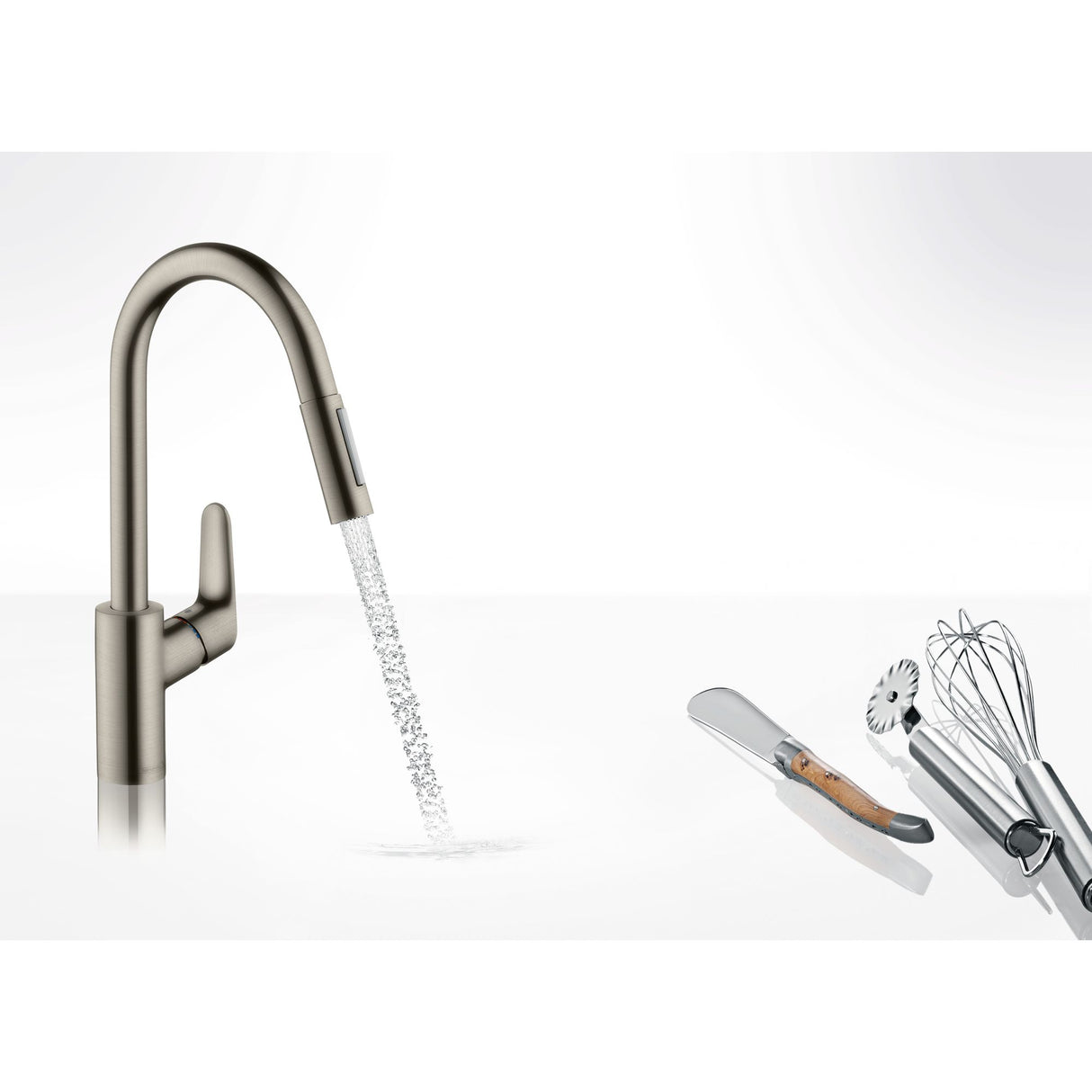 Mitigeur de cuisine Grohe couleur inox, robinet design avec accessoires de cuisine argentés