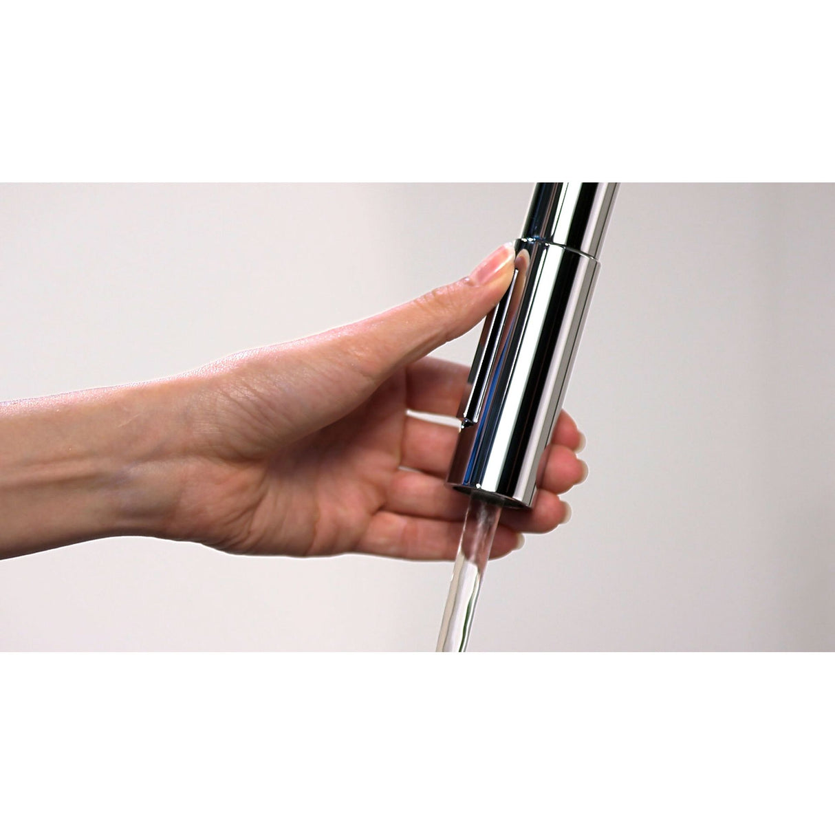 Mitigeur Grohe, robinet de cuisine chromé, élégant et moderne, avec main réglant l'eau.